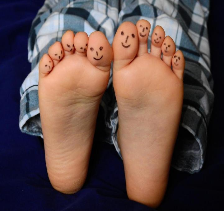 feet-ge18a6e717_1920_0.jpg