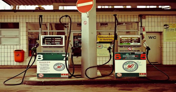gas-station-g5d27f5433_1920_0.jpg