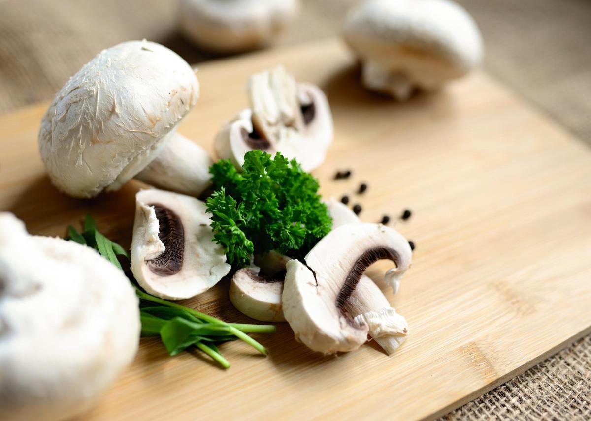 mushrooms-g1b230f26f_1920.jpg