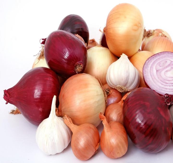 onions-g5bc2c9084_1920_0.jpg